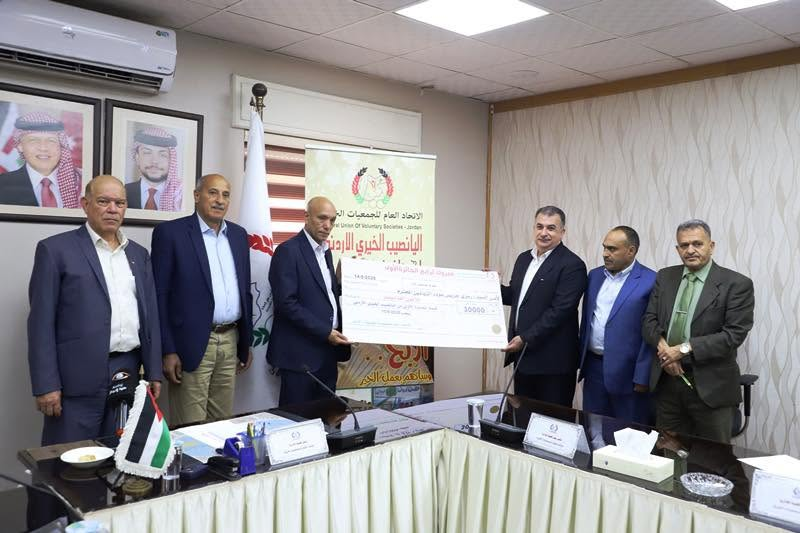 رئيس الاتحاد عامر الخوالدة خلال تسليم إحدى جوائز اليانصيب الخيري